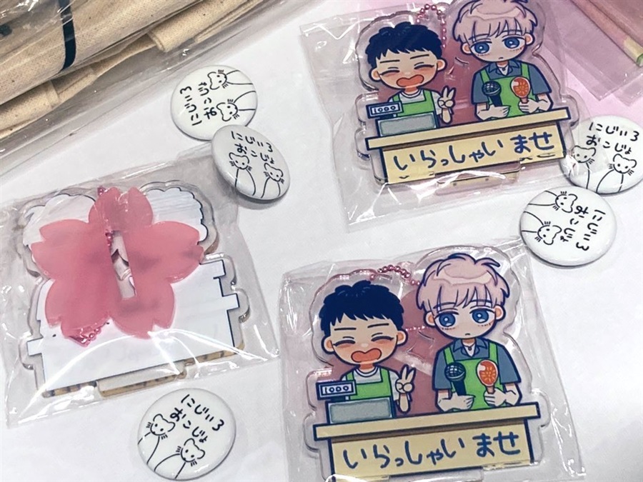 【同人グッズ】バイトの宮川君は店長が好き　持ち歩けるアクリルスタンド　　（いらっしゃいませ　桜ピンク）